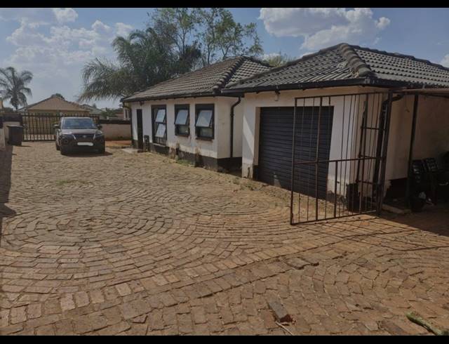 3 BEDROOM FREEHOLD FOR SALE IN THE ORCHARDS